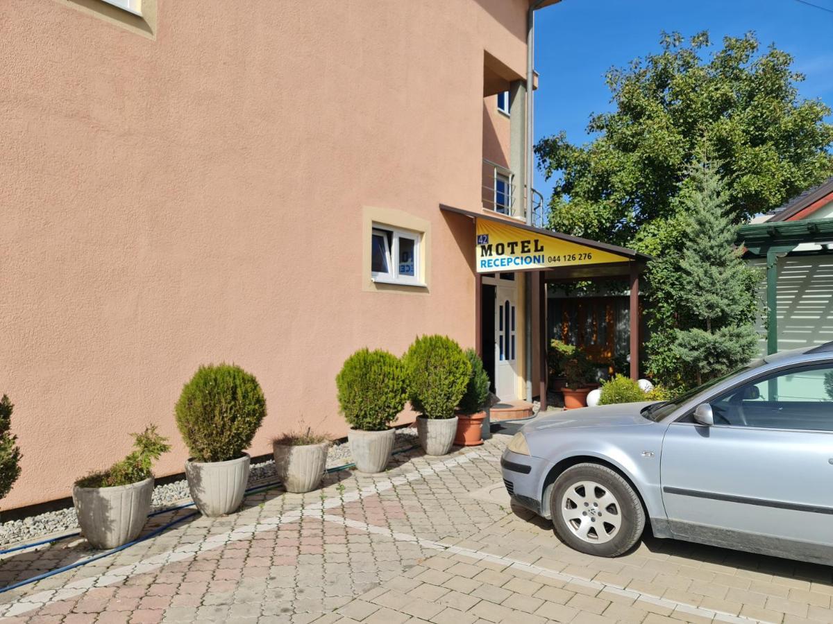 Holiday Ferizaj Eksteriør billede