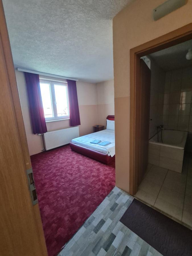 Holiday Ferizaj Eksteriør billede